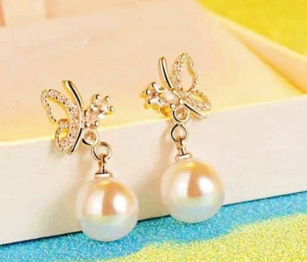 Beautiful Butterfly 🦋 With Pearl Earings - Image 3